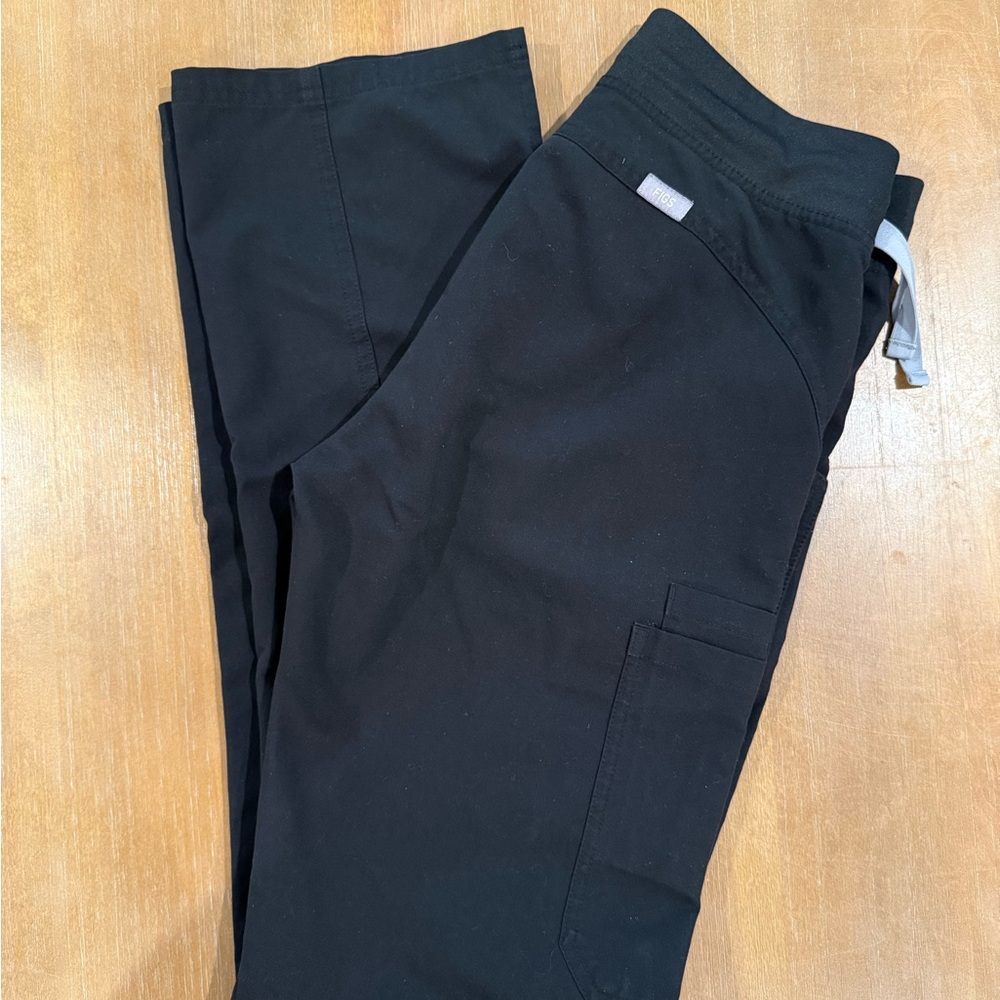 Black Figs Women’s Scrub Set with xtra Pair